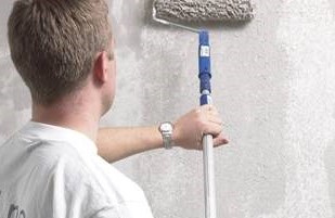 illustrasjonsbilde mann rullesparkler vegg