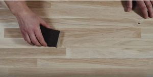 Benken slipes med fint slipepapir