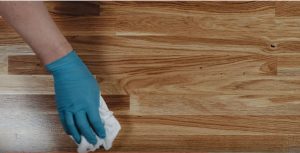 Tørk av overskytende olje