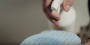 Tilpasset rensemiddel sprayes på klut