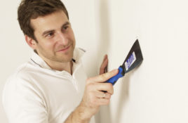 Illustrasjonsbilde mann sparkler vegg