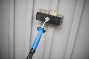 Grundig kraftvask av fasaden før maling av huset