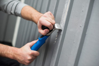 Illustrasjonsbilde skraping av maling på vegg