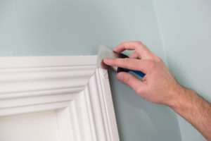 Hull og ujevnheter på listene repareres med sparkel