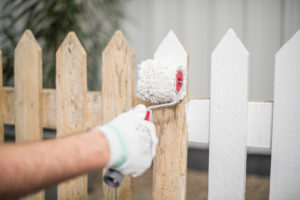 Bruker en malerulle til påføring av maling