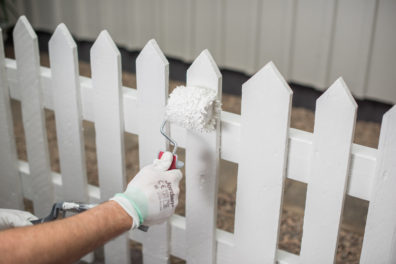 Illustrasjonsbilde maling av gjerdet