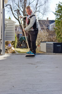 Mann koster terrasse