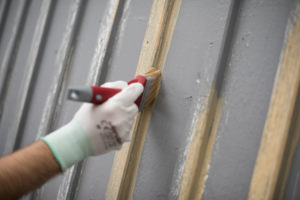 Påfør grunning på bart treverk